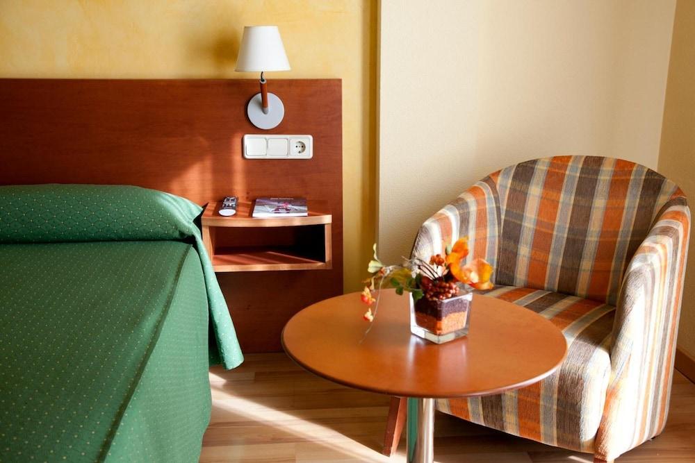 Hotel La Perla D'Olot Ngoại thất bức ảnh